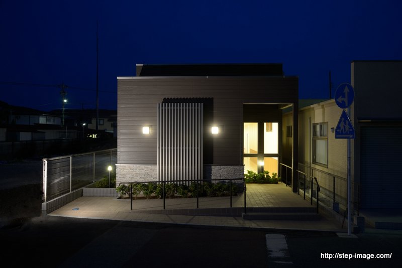 診療施設の竣工写真_外観正面_夜景：神奈川県平塚市の建築写真