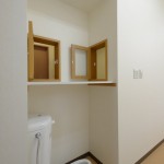 診療施設の竣工写真_トイレ小窓：神奈川県平塚市の建築写真